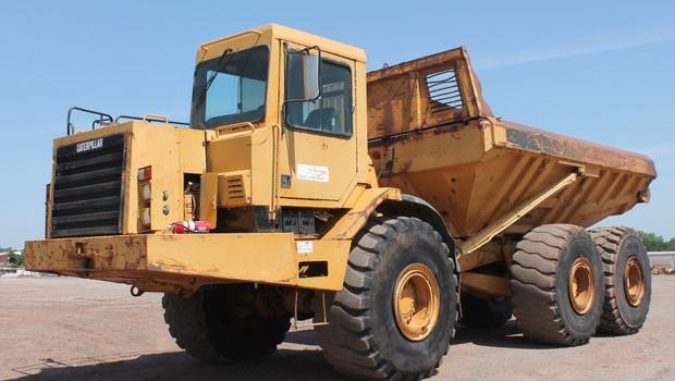 OPERATION AND MAINTENANCE MANUAL - CATERPILLAR D400D ARTICULATED TRUCK 8TF Download