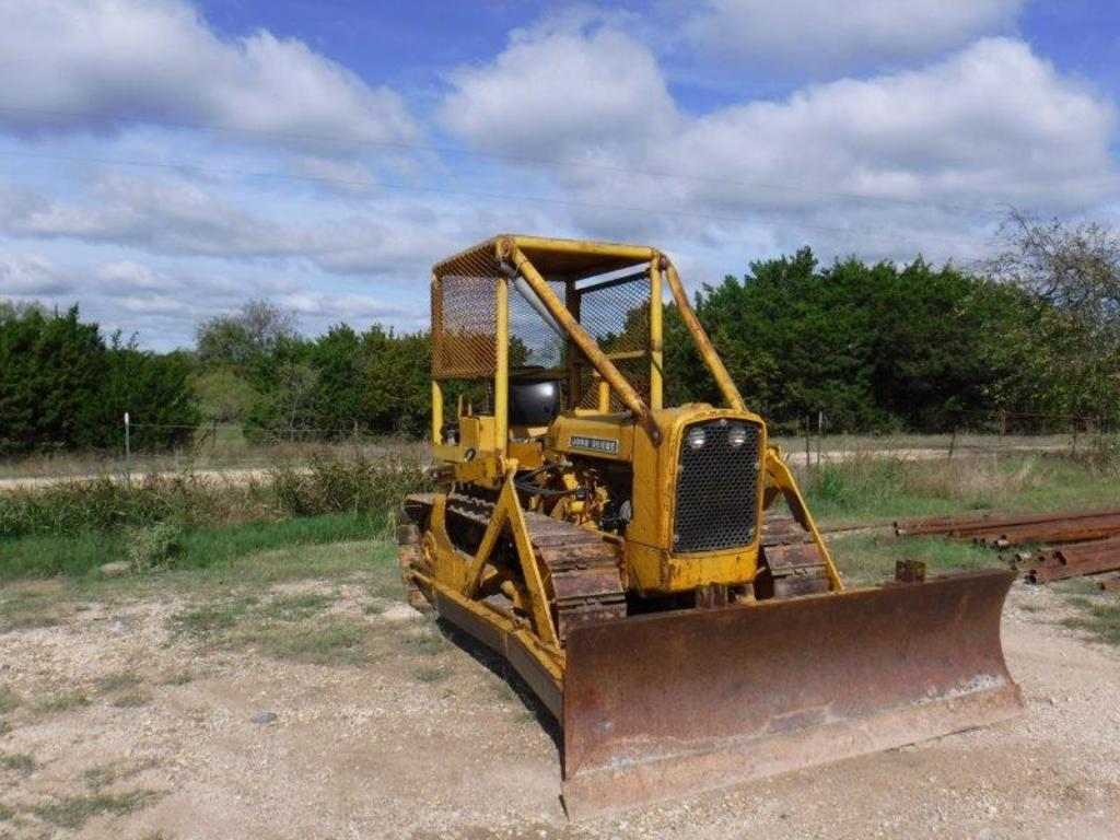 OPERATOR MANUAL - JOHN DEERE 2010 Crawler Tractor (OMT14693) DOWNLOAD