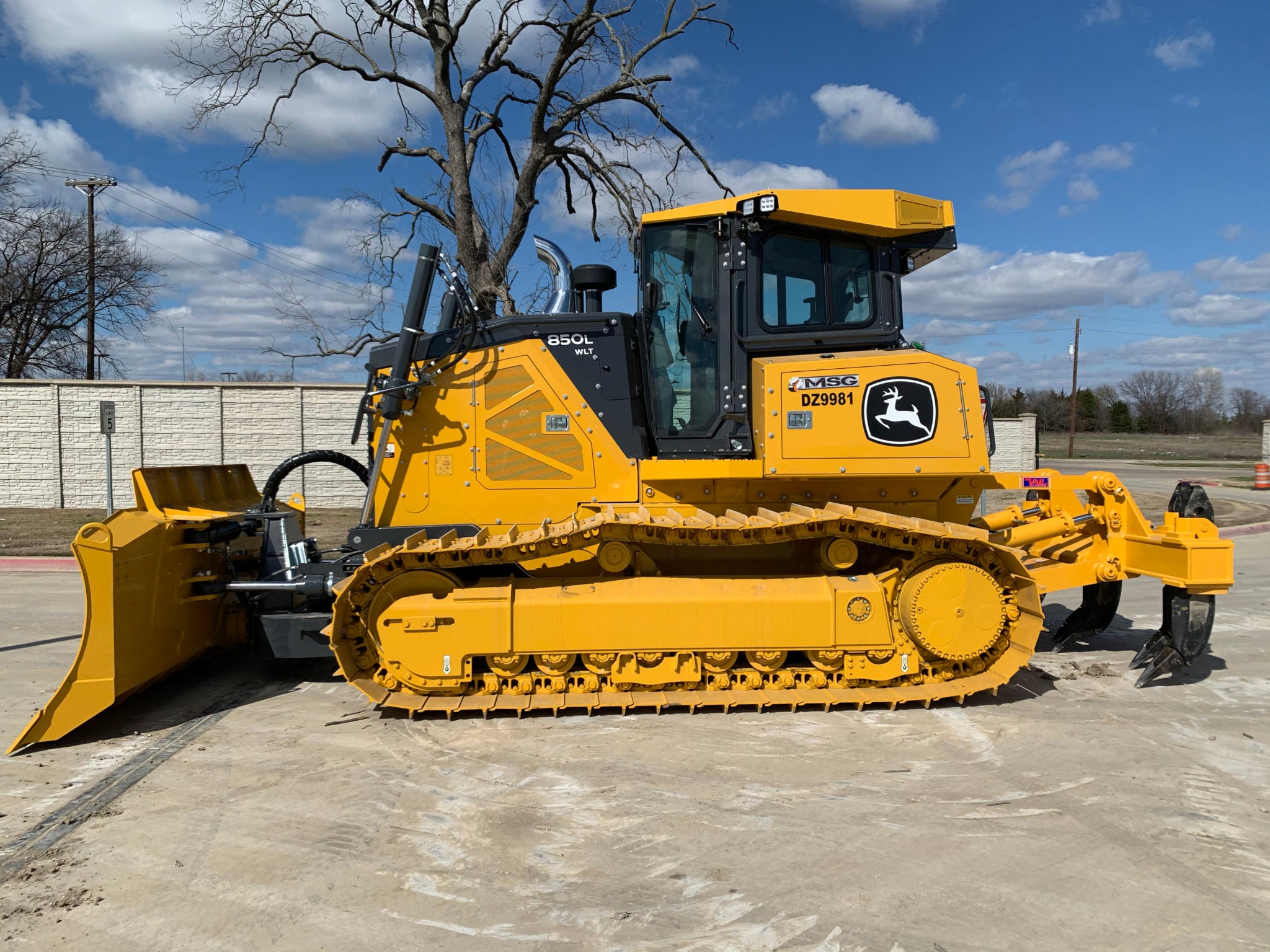 OPERATOR MANUAL - JOHN DEERE 850 Crawler Bulldozer and Low Ground Pressure Bulldozer (OMT76787) DOWNLOAD