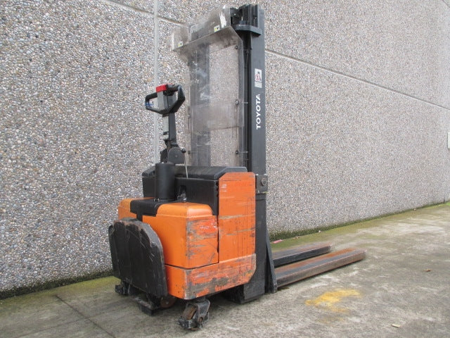 Toyota SLL16 Powered Pallet Stacker Parts Manual